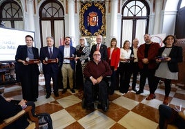 Los premiados junto a De la Torre, Sarabia y De Pablos, en el salón de los Espejos.