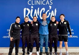 Manolo Rincón posa con las jugadoras del Nueces Ronda Atlético Torcal.