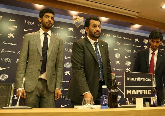 El jeque Al-Thani, en el centro en la sala de prensa de La Rosaleda, junto a sus hijos Nasser y Nayef.