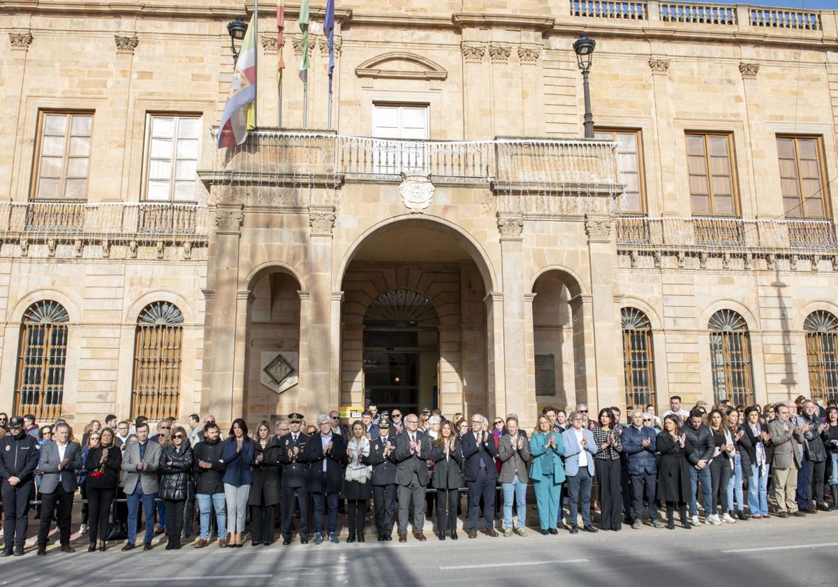 Minuto de silencio por el asesinato de un niño de dos años el pasado viernes en Linares.