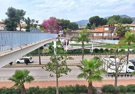 Pasarela peatonal que salva la avenida de la Libertad.