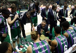 Ibon Navarro se dirige a sus jugadores en el partido ante el Tenerife del pasado sábado.