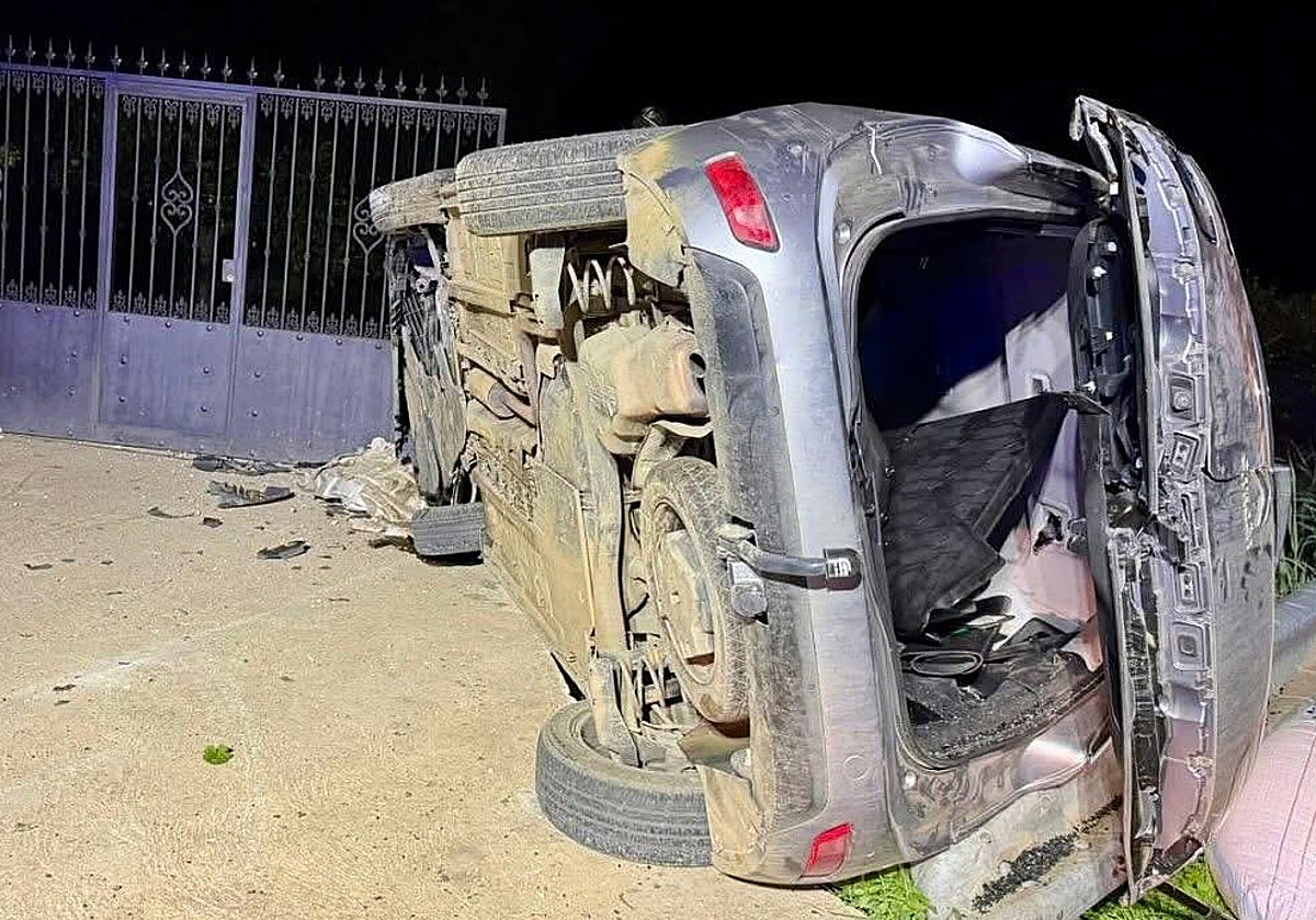 El vehículo que volcó en el lugar del accidente.