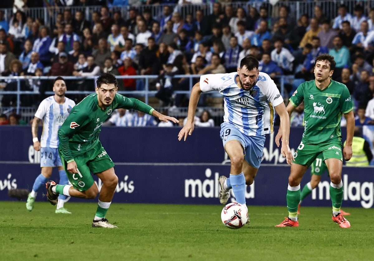 Baturina, uno de los tres delanteros del Málaga, en plena acción en el encuentro contra el Racing.