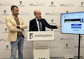 Alberto Arana y Manuel Barón mostrando el formulario