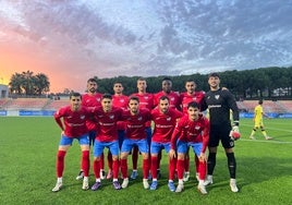 El once del Estepona en su último partido, en el regreso al Muñoz Pérez.