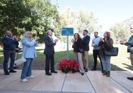 En la imagen, De la Torre y Blanco muestran la placa del nuevo parque 'Periodista José Antonio Frías', junto los hijos del homenajeado, familia y el director de SUR, Manolo Castillo.