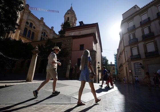 Turistas descubren el centro histórico de Málaga.