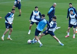 Dani Lorenzo realiza una entrada en un entrenamiento reciente.