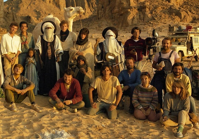 Antonio R. Cabal (segundo por la izquierda) y Carlos Taillefer (de pie, primero por la derecha) , junto al equipo de la película y los tuaregs que participaron en el filme.