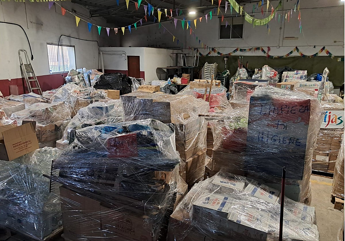 Material donado que permanece en la antigua nave de bomberos.