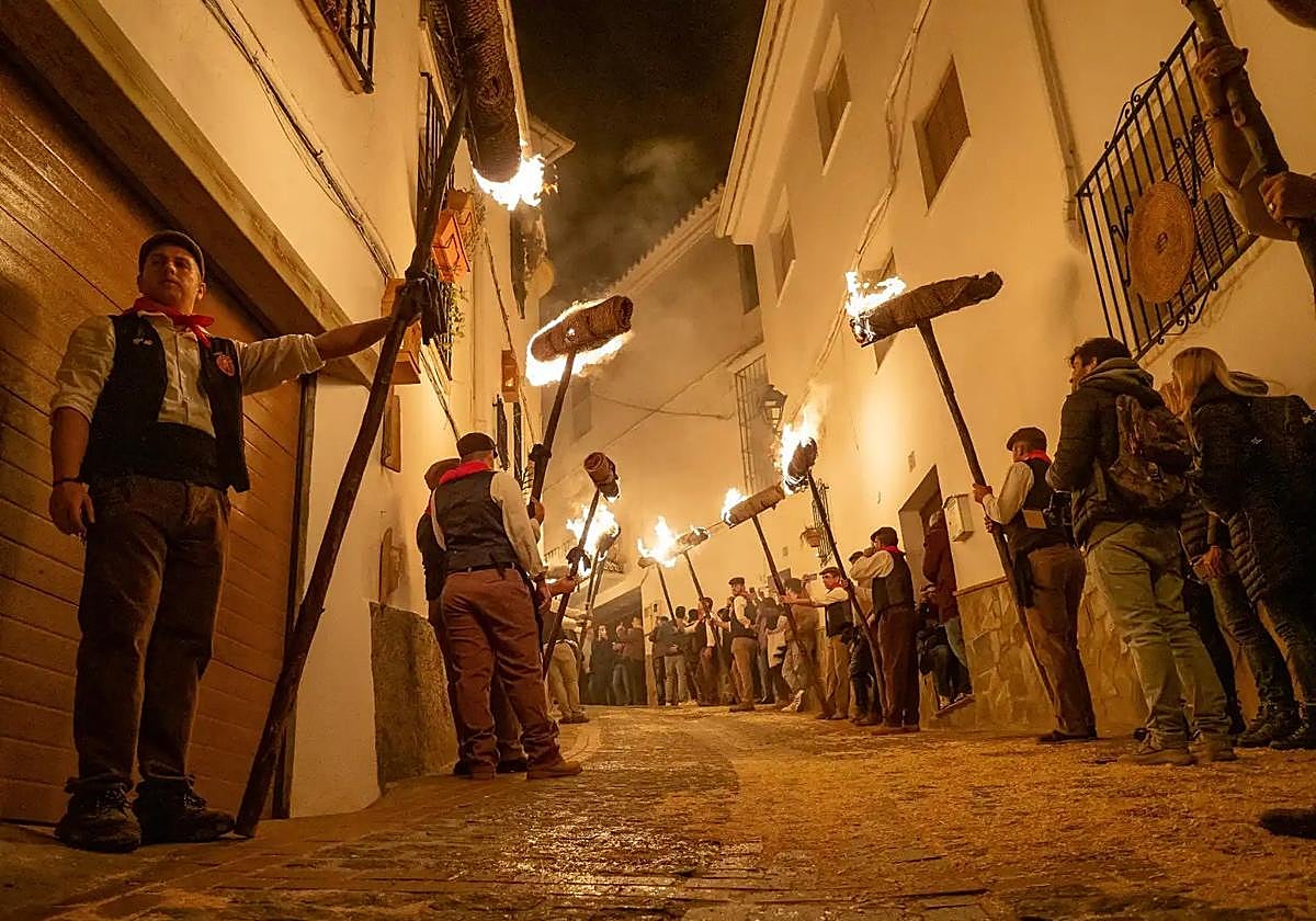 En la víspera de Santa Lucía se celebra una procesión donde el fuego es protagonista.