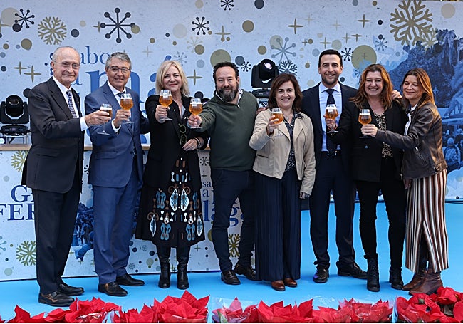 Autoridades brindan por una gran feria tras la inauguración.