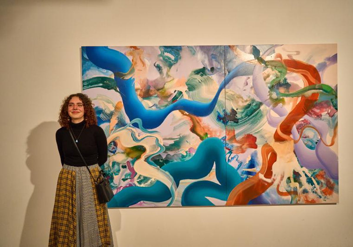 La artista Julia Matías, con una de sus obras.