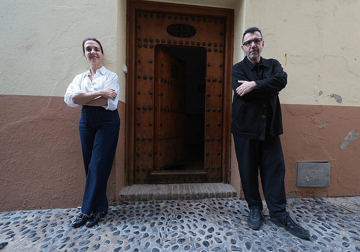 María Fasce y Alberto Fuguet, ante la puerta de la residencia literaria del CAL en Málaga.