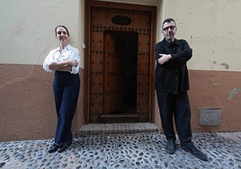 María Fasce y Alberto Fuguet, ante la puerta de la residencia literaria del CAL en Málaga.