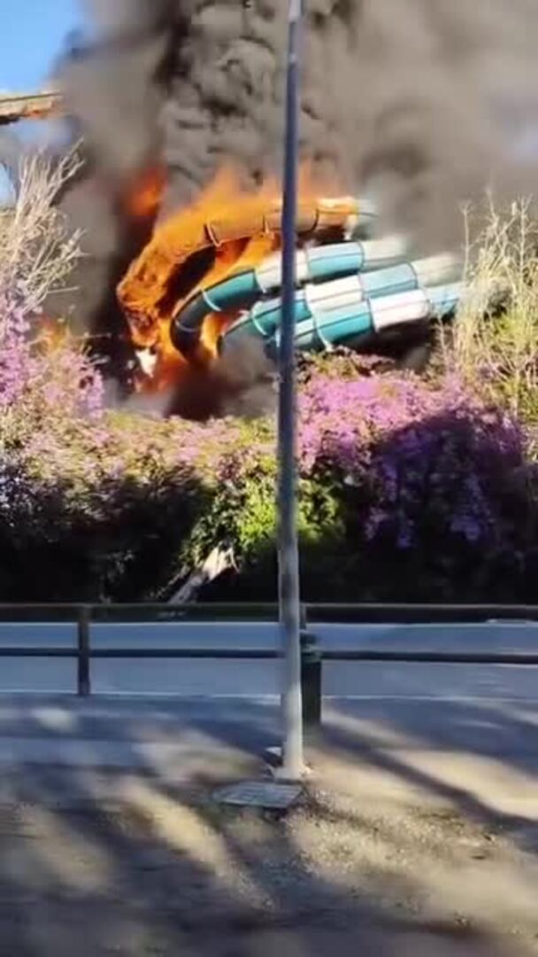 Un incendio calcina los toboganes de una atracción del parque acuático de Torremolinos