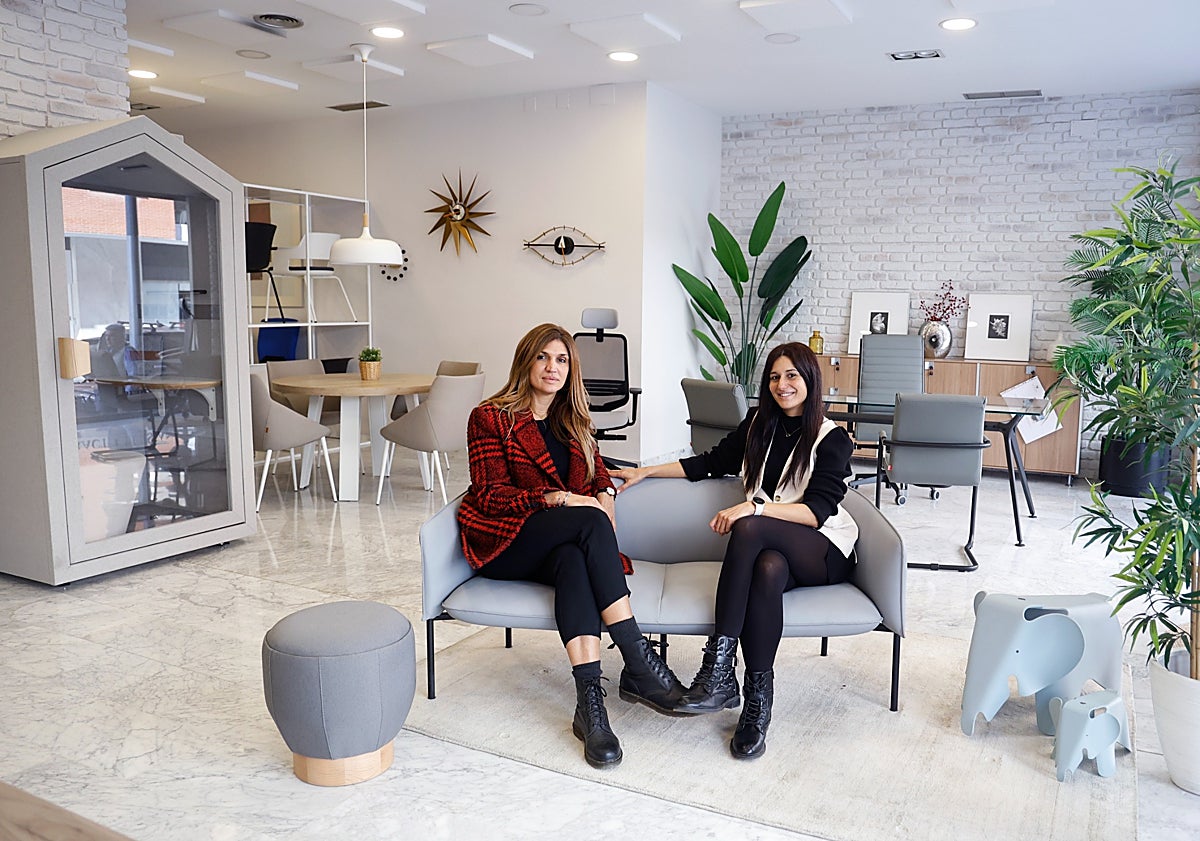 Imagen principal - Arriba, Ana Isabel y Mavi Lillo, de la empresa Ofiburo. En medio, oficina de Ebury. Abajo, el GSEC Málaga de Google.