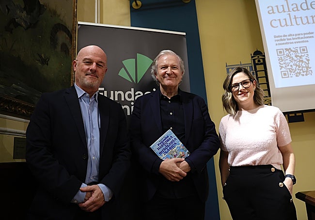 De derecha a izquierda: Francisco Cañada, de Fundación Unicaja; Emilio del Río y Regina Sotorrío.