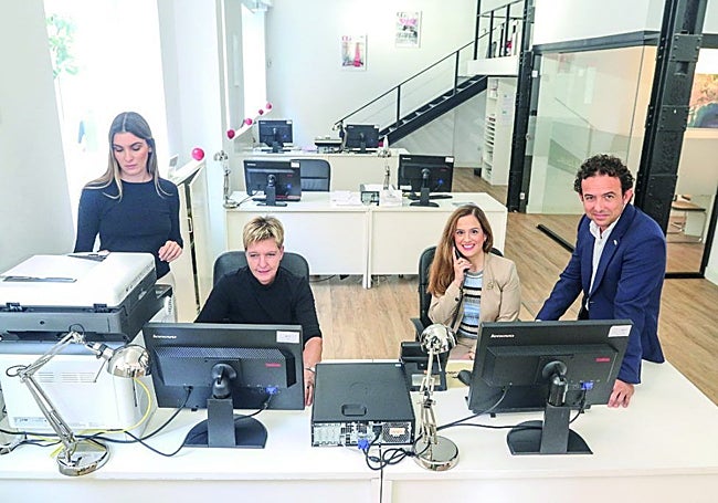 Parte del equipo de Engel & Völkers en Málaga, con su director, Mario Garnica, a la derecha.