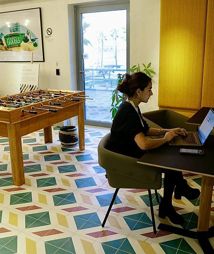 Imagen secundaria 2 - Arriba, Ana Isabel y Mavi Lillo, de la empresa Ofiburo. En medio, oficina de Ebury. Abajo, el GSEC Málaga de Google.