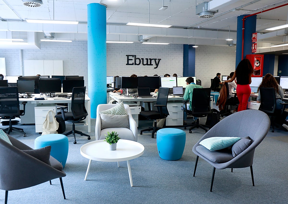 Imagen secundaria 1 - Arriba, Ana Isabel y Mavi Lillo, de la empresa Ofiburo. En medio, oficina de Ebury. Abajo, el GSEC Málaga de Google.