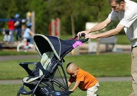 Una sentencia pionera obliga a pagar el permiso parental de ocho semanas a un trabajador