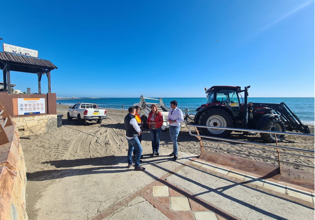 La concejal y varios miembros de su equipo visitan los trabajos de limpieza en la playa de Santa Ana.