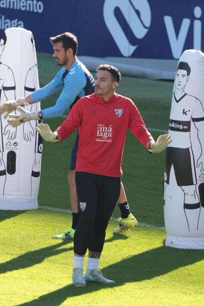 Alfonso Herrero y Carlos López, junto a Caco de la Torre (preparador de porteros) ayer.