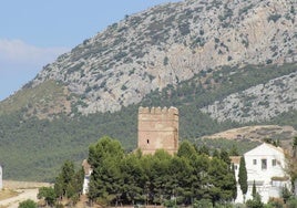 Nazarí. Esta torre alquería se encuentra dentro del cortijo de Ortegícar, que es de propiedad privada