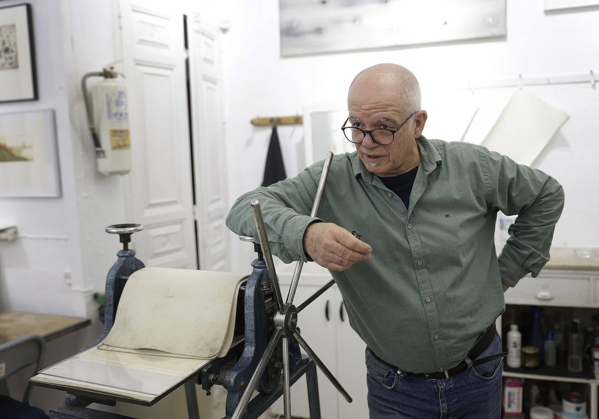 Paco Aguilar, en Taller Gravura durante la visita de SUR a su exposición 'Gorquis'.