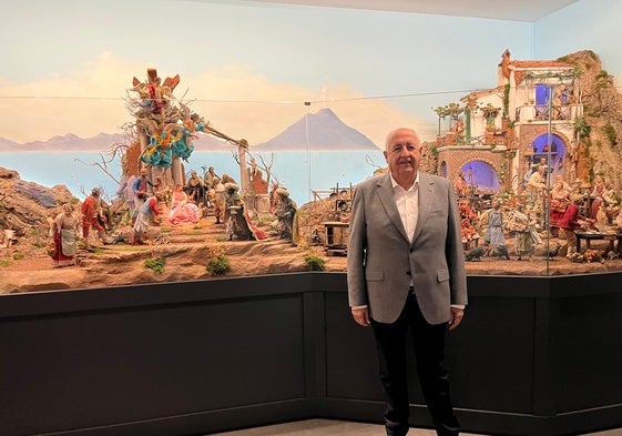 Antonio Díaz posa junto a una de las representaciones en el Museo de Arte Belenista de Mollina.
