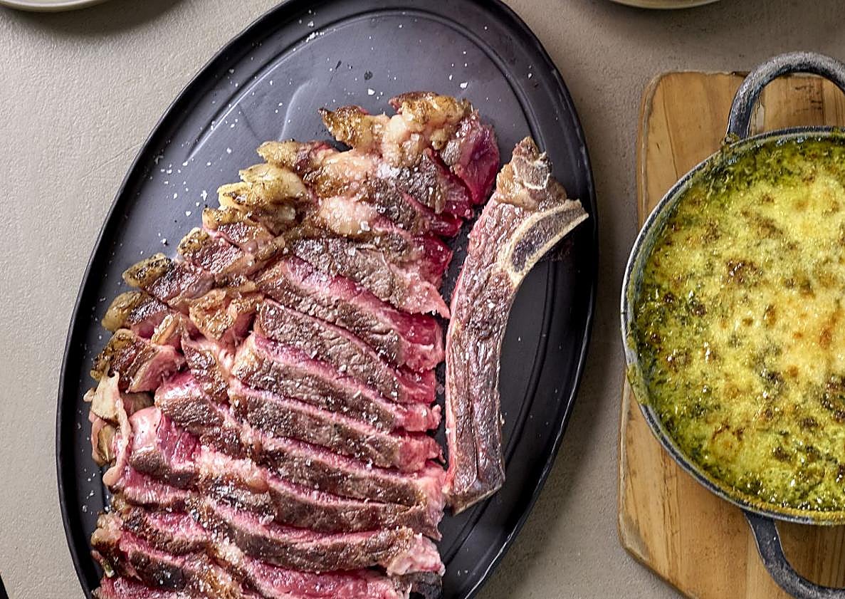 Imagen principal - Erre Urrechu, lo mejor del Cantábrico y el Mediterráneo sobre las brasas