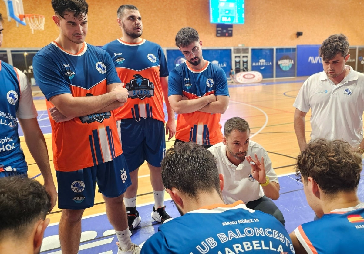 El entrenador del Marbella, Rai López, instruye a sus jugadores.