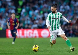 El malagueño Isco Alarcón conduce la pelota en el partido frente al Barcelona.