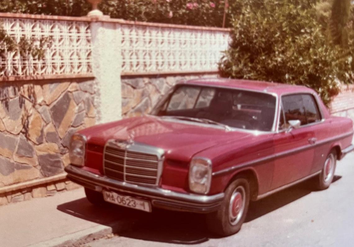 El Mercedes rojo de Bud Ornstein, aparcado ante su casa de Rancho Domingo en Benalmádena.