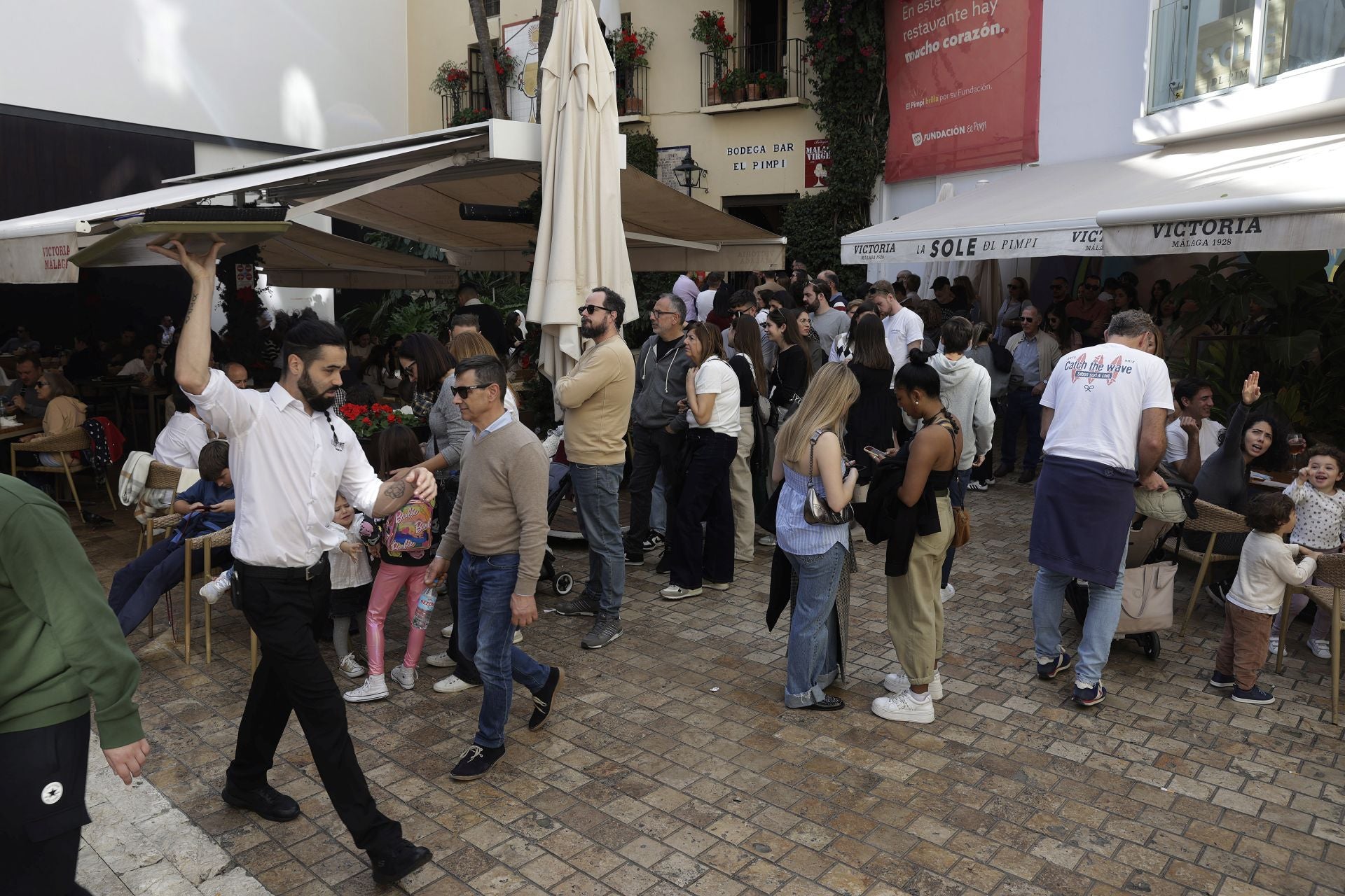 La Navidad y el buen tiempo llenan el centro de Málaga en pleno puente