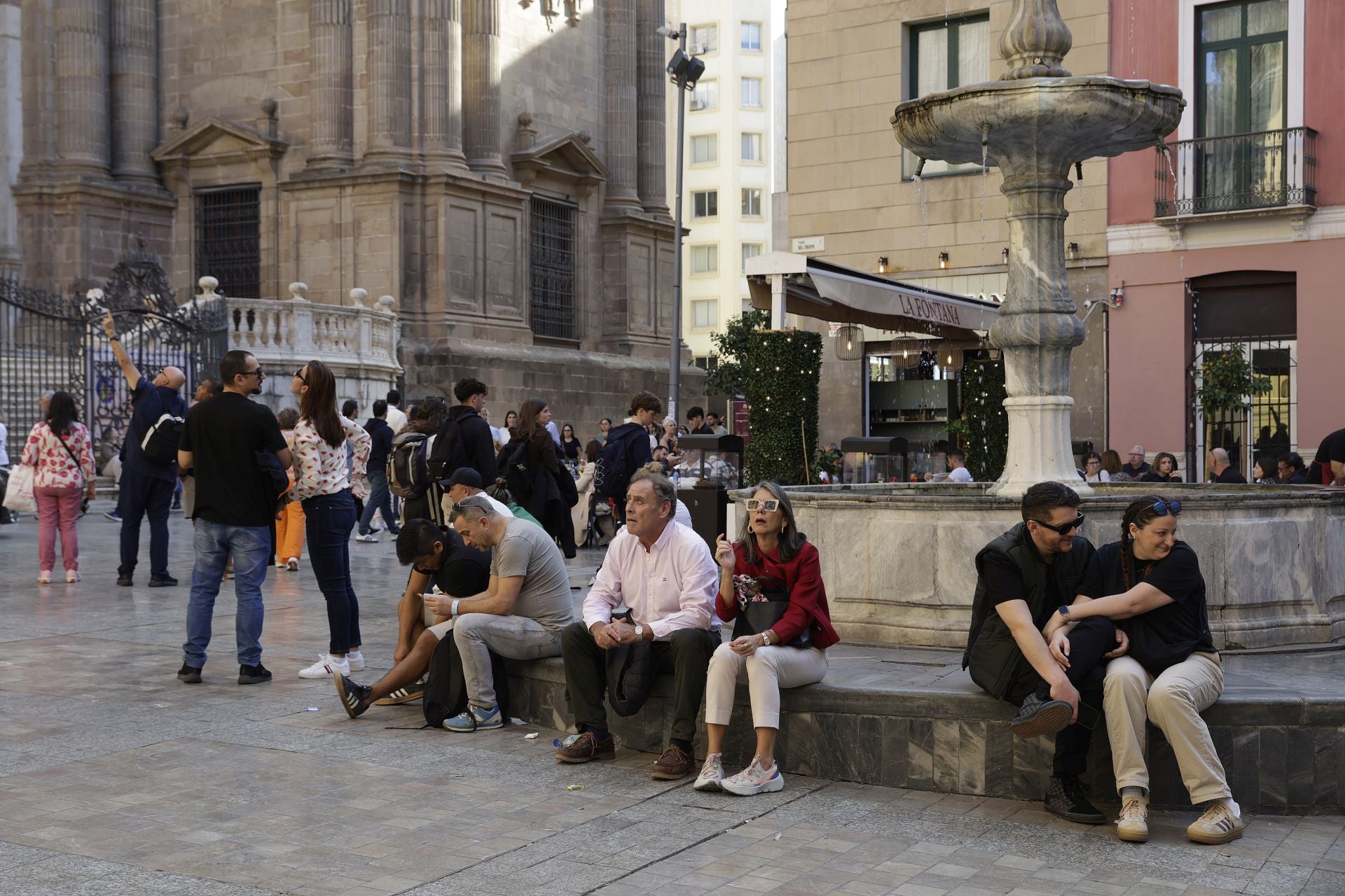 La Navidad y el buen tiempo llenan el centro de Málaga en pleno puente