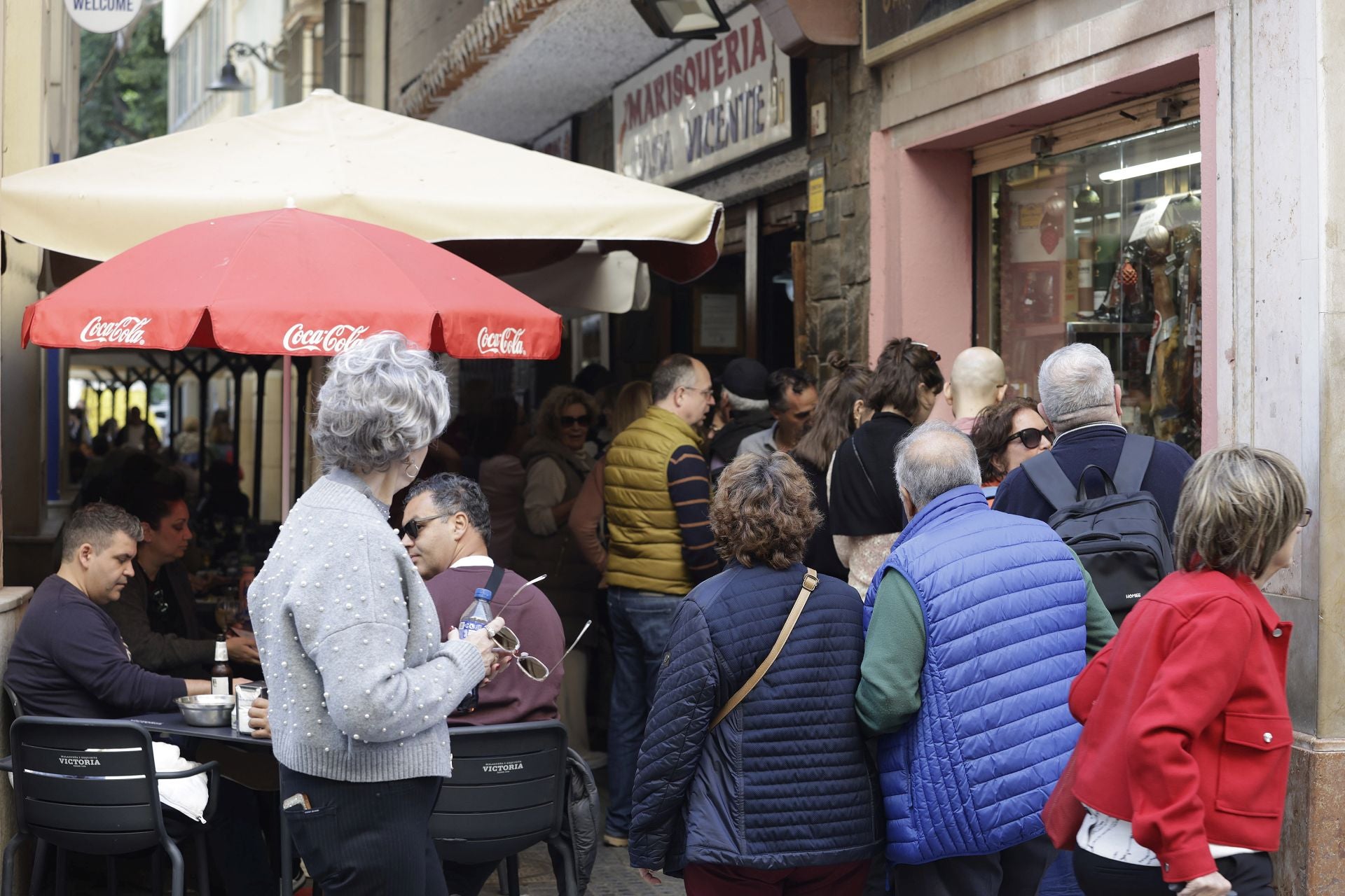 La Navidad y el buen tiempo llenan el centro de Málaga en pleno puente