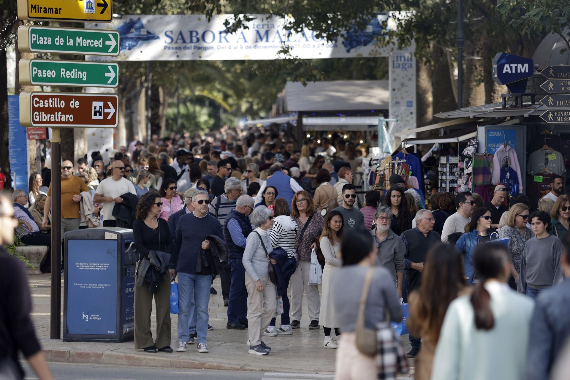 La Navidad y el buen tiempo llenan el centro de Málaga en pleno puente