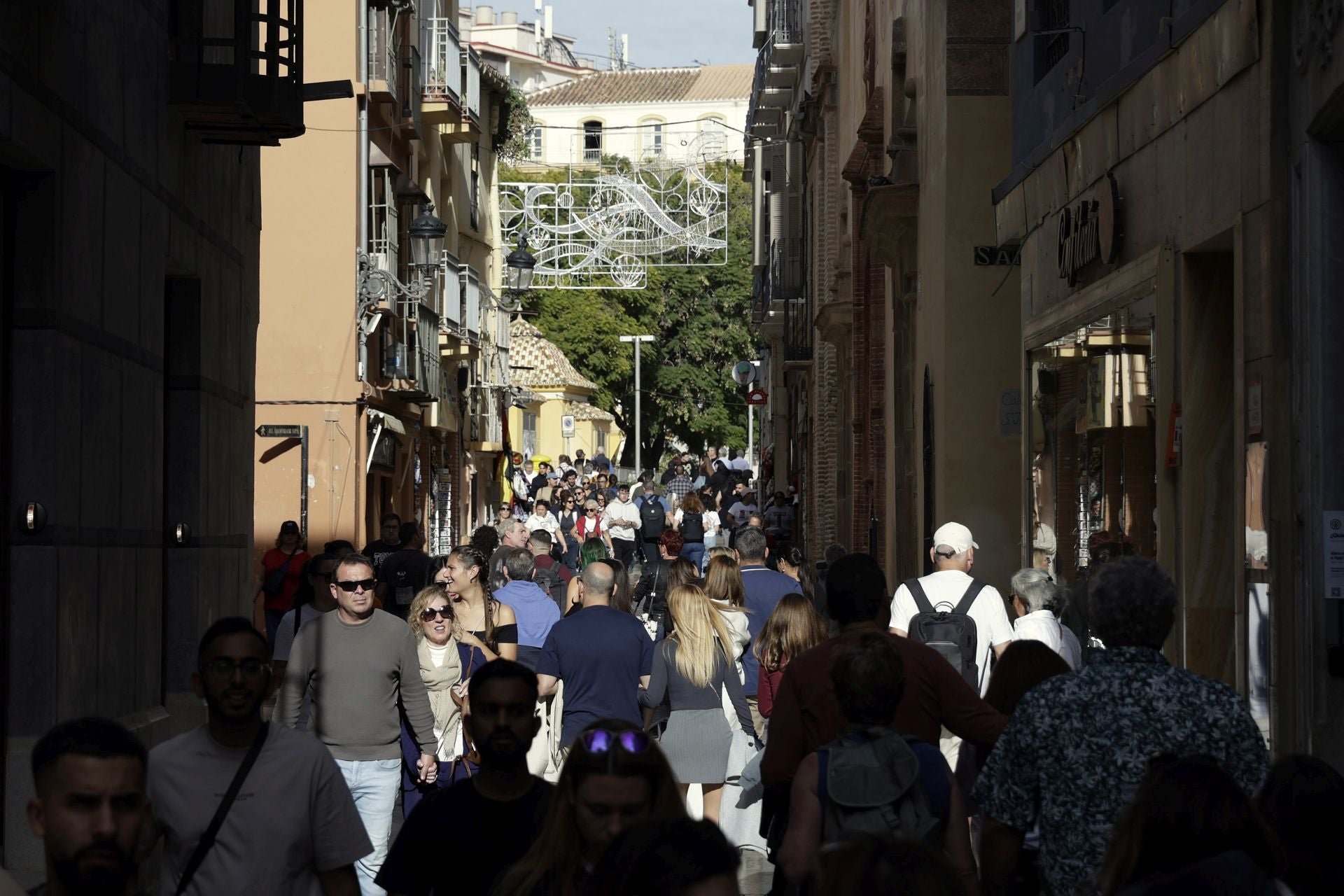 La Navidad y el buen tiempo llenan el centro de Málaga en pleno puente