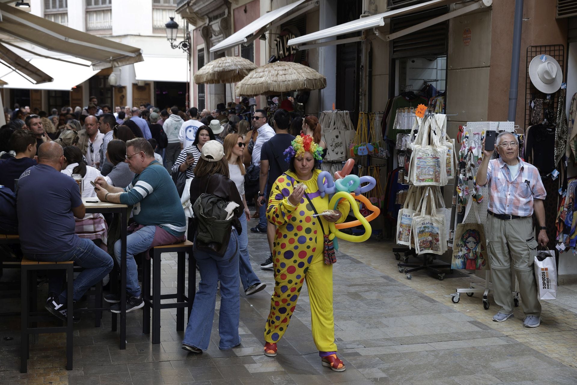 La Navidad y el buen tiempo llenan el centro de Málaga en pleno puente