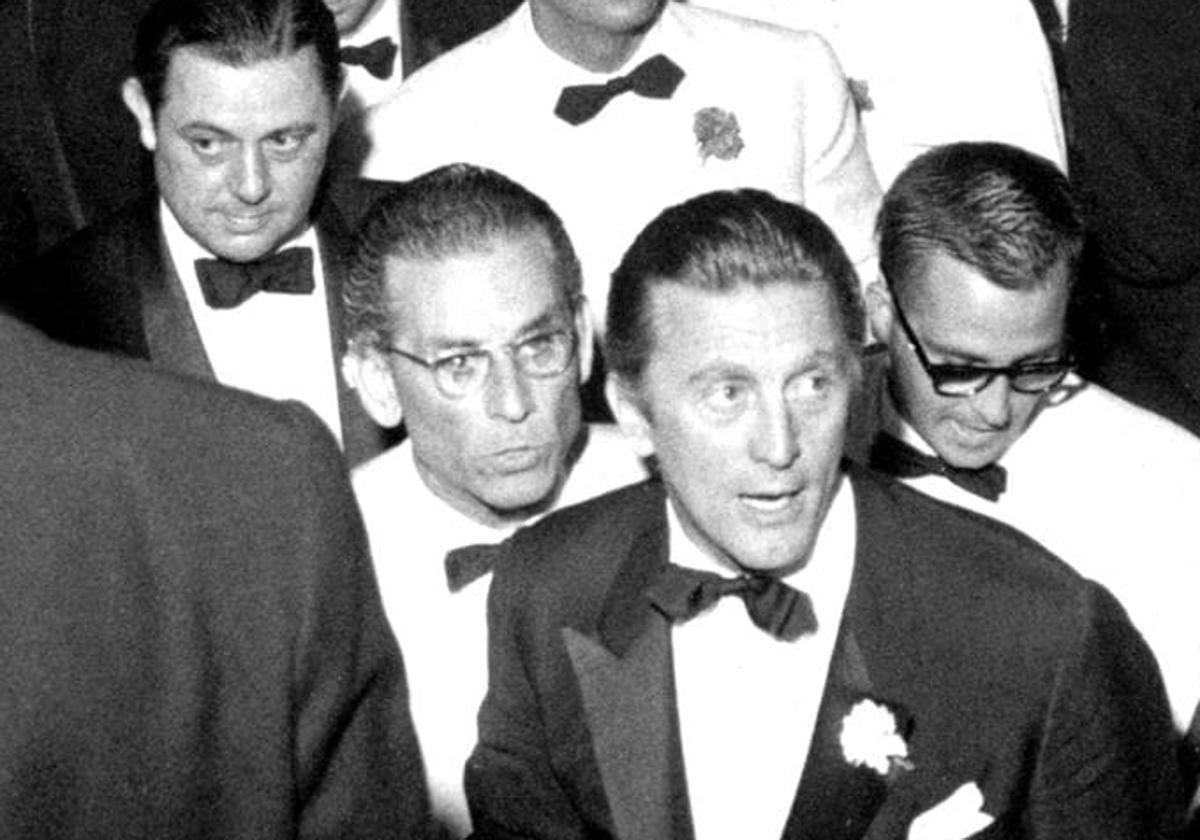 Kirk Douglas, a la entrada del hotel Victoria Eugenia de Donosti, escoltado por Bud Ornstein (primero por la izquierda).