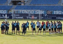 Los jugadores atienden a Pellicer en una sesión en La Rosaleda.