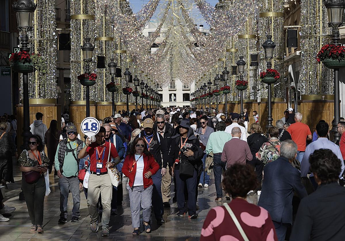 La calle Larios, llena, en la mañana espléndida del sábado.