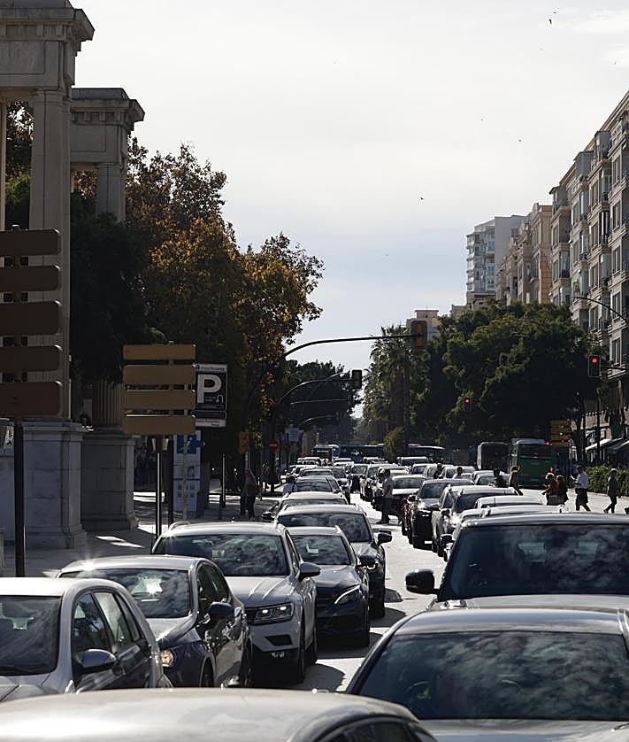 Imagen secundaria 2 - Atasos en difrentes puntos del Centro este sábado.