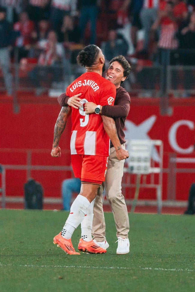 Luis Suárez, futbolista emblema del Almería, y Rubi, entrenador del conjunto almeriense, se abrazan celebrando la victoria frente al Granada.