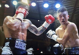 Samuel Molina, en pleno combate contra Alejandro Meneses.