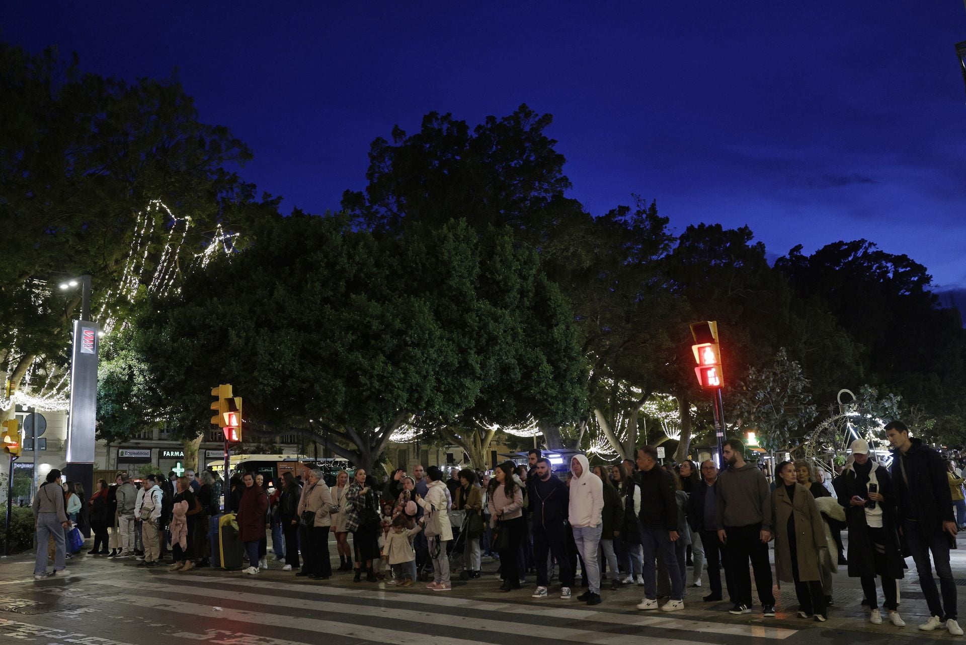 La Navidad y el buen tiempo llenan el centro de Málaga en pleno puente