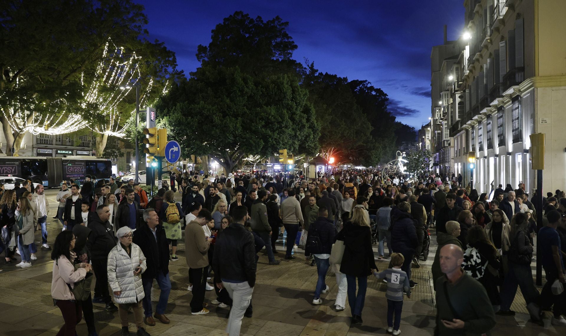 La Navidad y el buen tiempo llenan el centro de Málaga en pleno puente